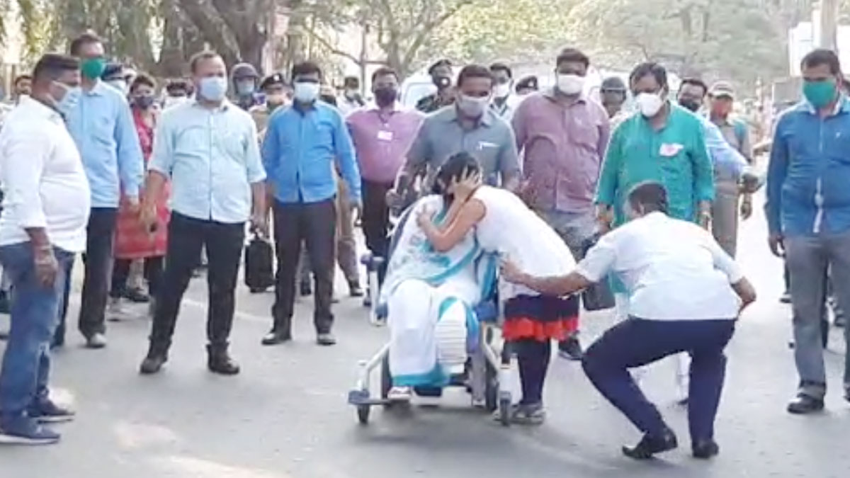 मुख्यमंत्री ने बच्ची को अपने पास बुलाया और स्नेह किया (फोटो- अनिल गिरी)