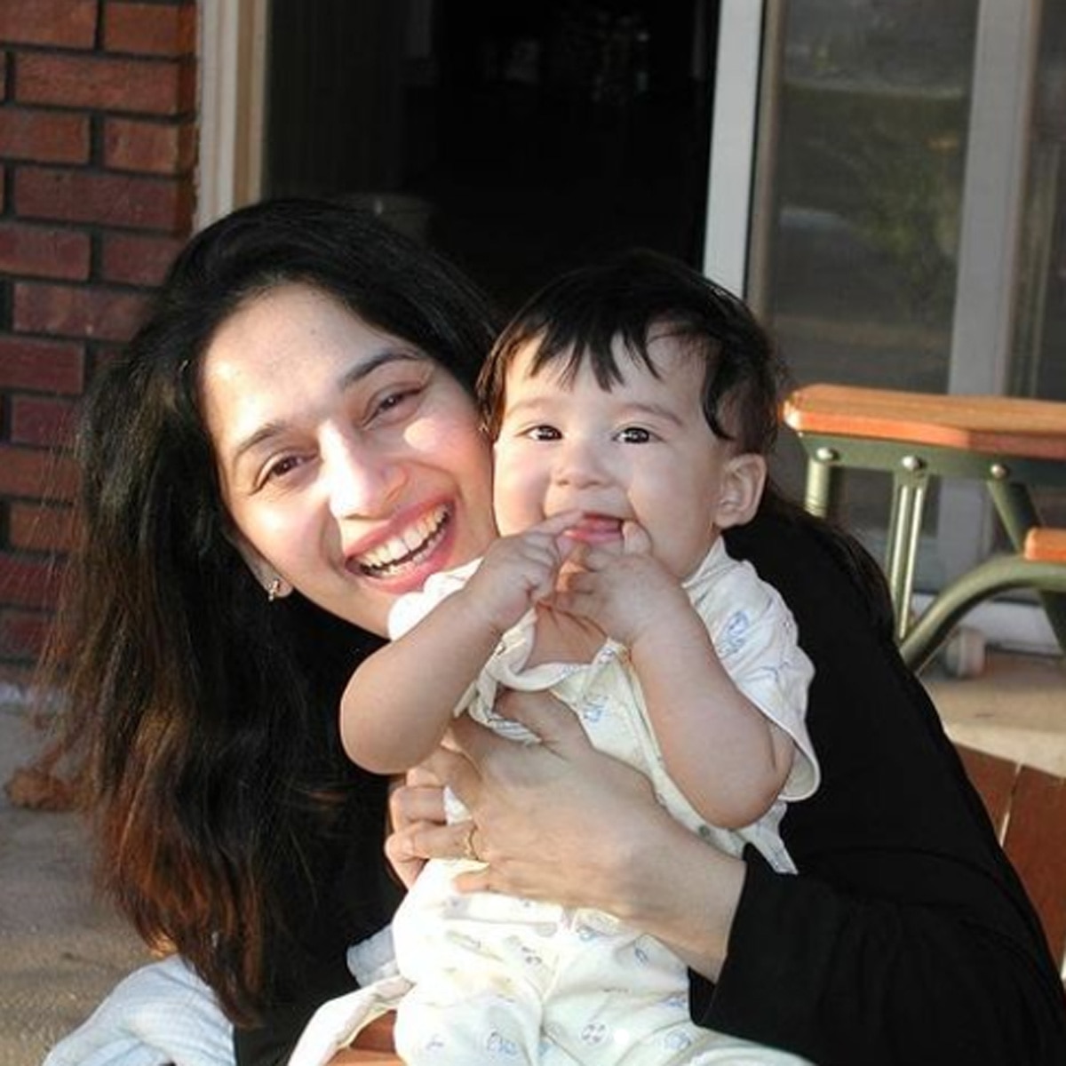 माधुरी बेटे अरीन के साथ 