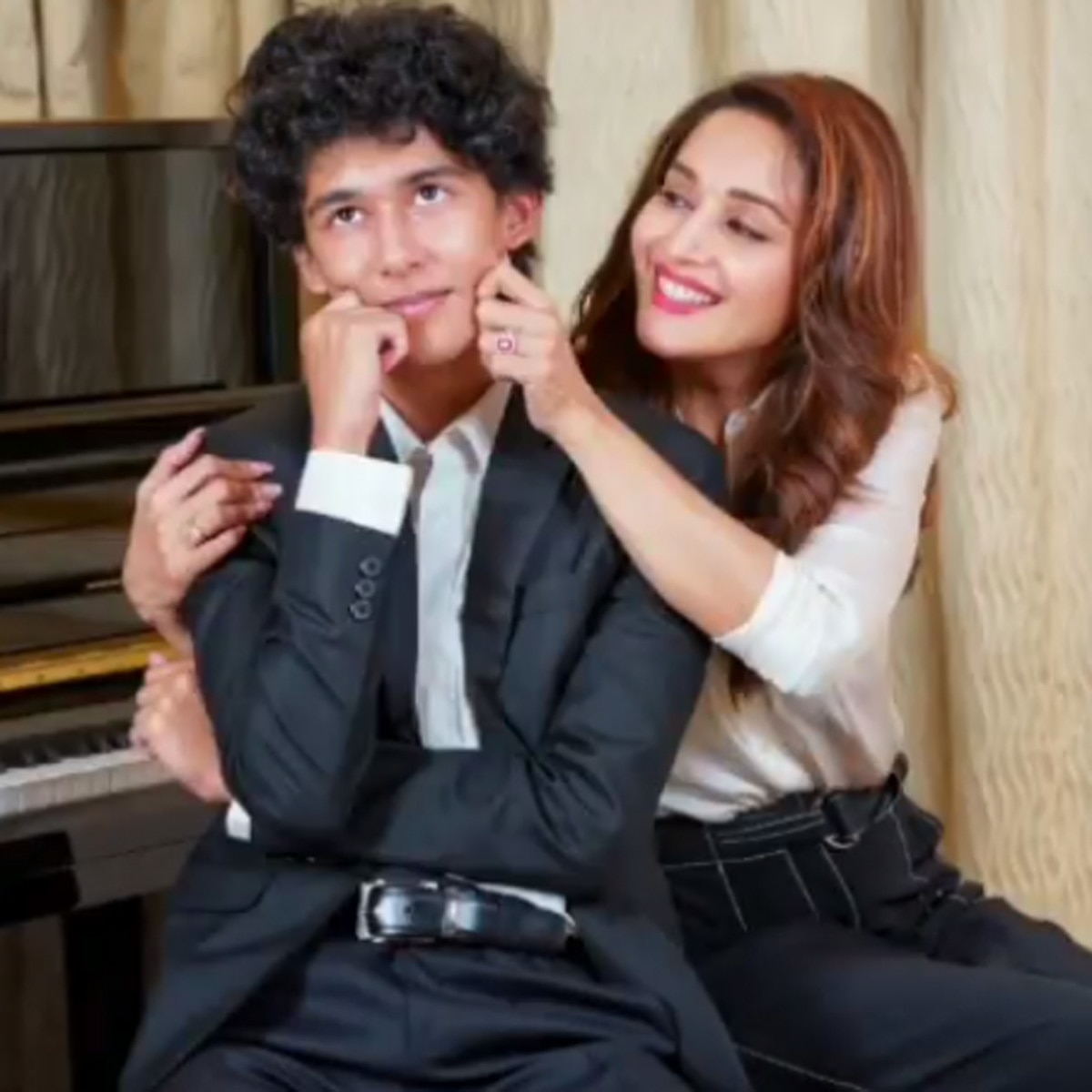 माधुरी बेटे अरीन के साथ 