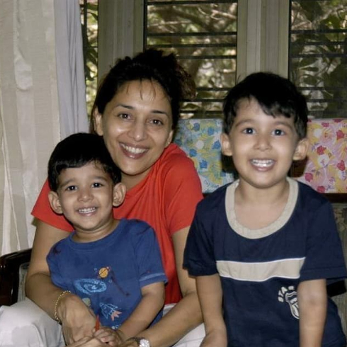 माधुरी दोनों बेटों के साथ 