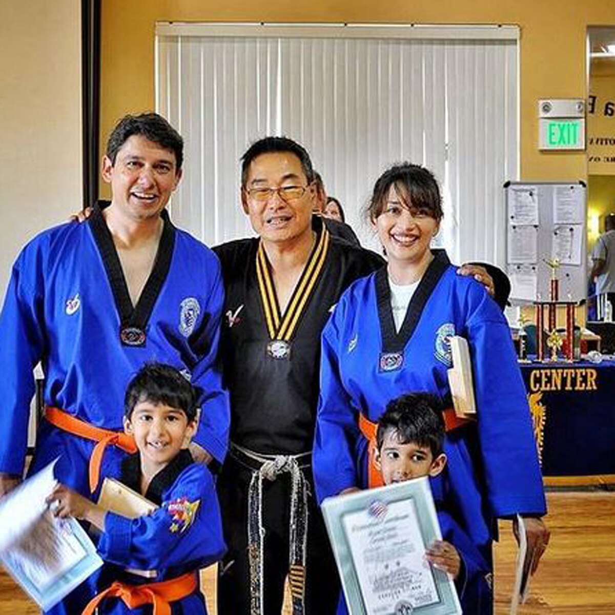 फैमिली संग माधुरी