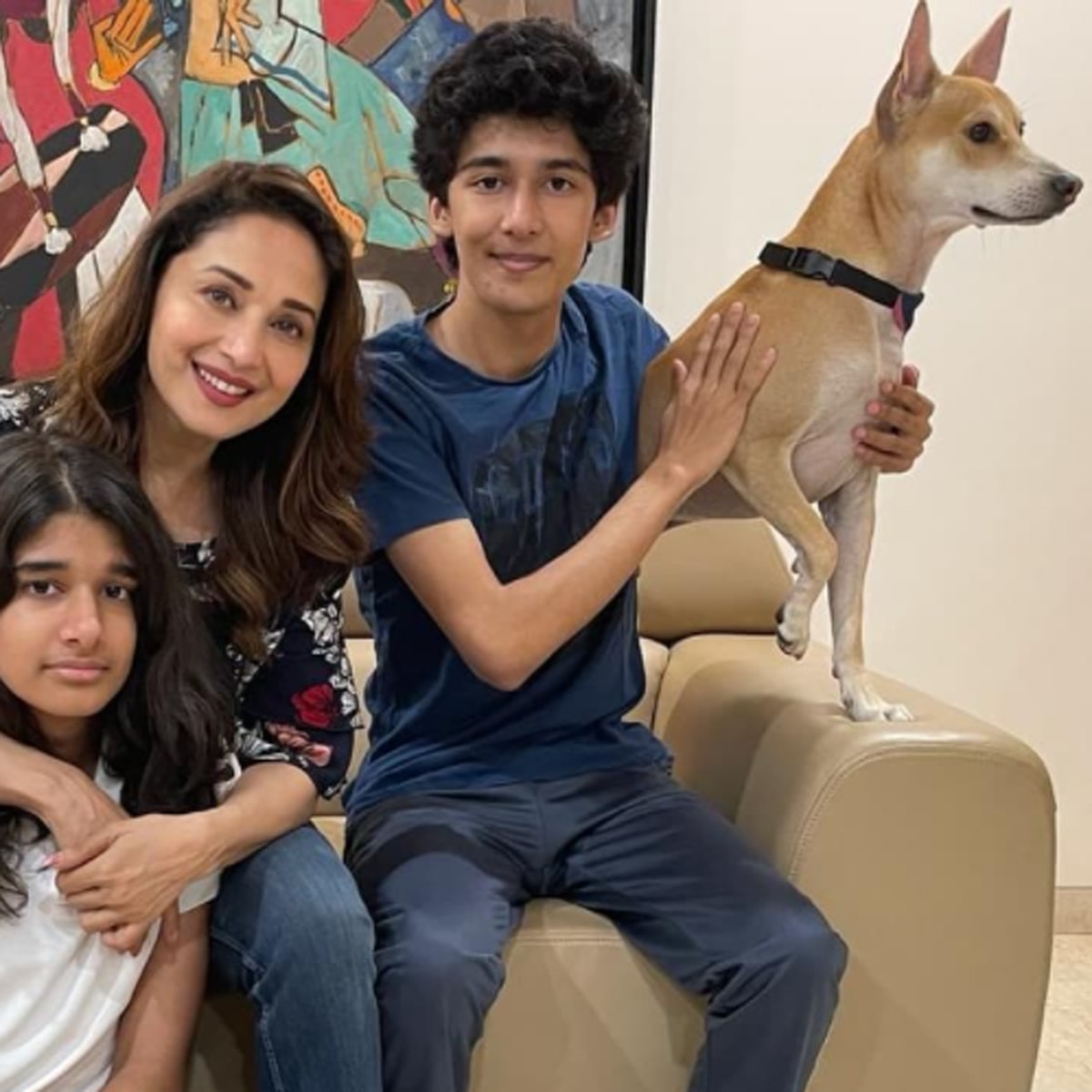 माधुरी पर‍िवार के साथ 