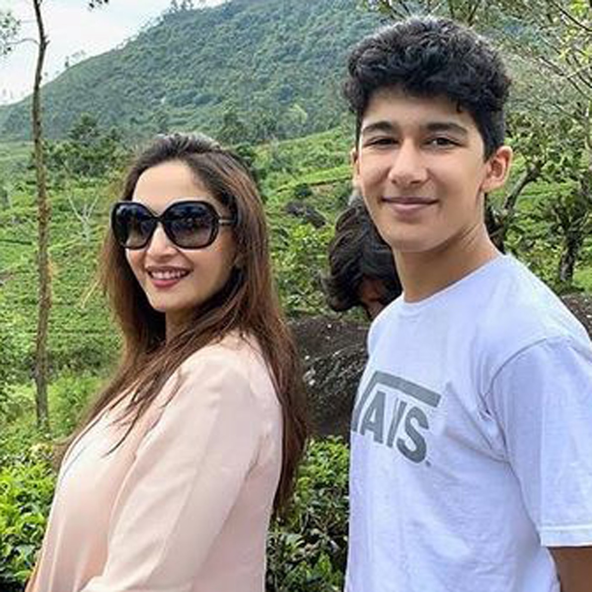 अपने बड़े बेटे संग माधुरी दीक्षित