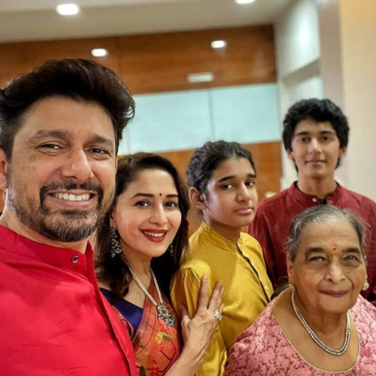 माधुरी फैम‍िली के साथ 