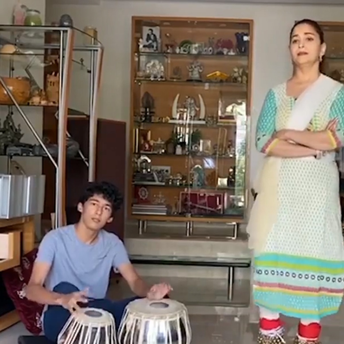 माधुरी बेटे अरीन के साथ 