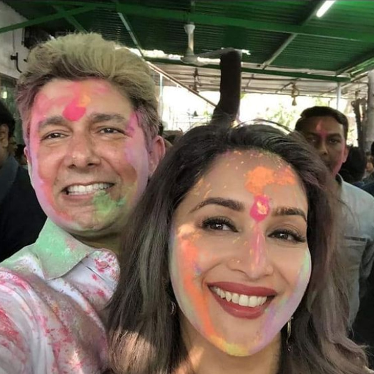 माधुरी दीक्ष‍ित पति राम नेने के साथ 