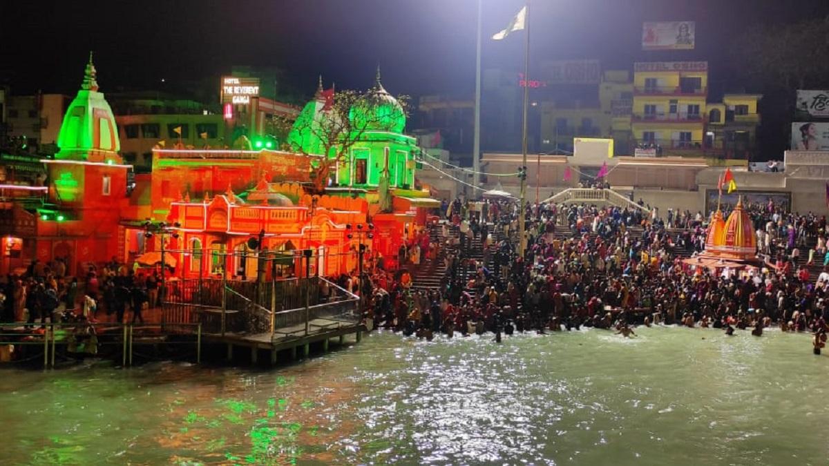 महाशिवरात्रि पर हरिद्वार से लेकर काशी तक श्रद्धालुओं का हुजूम