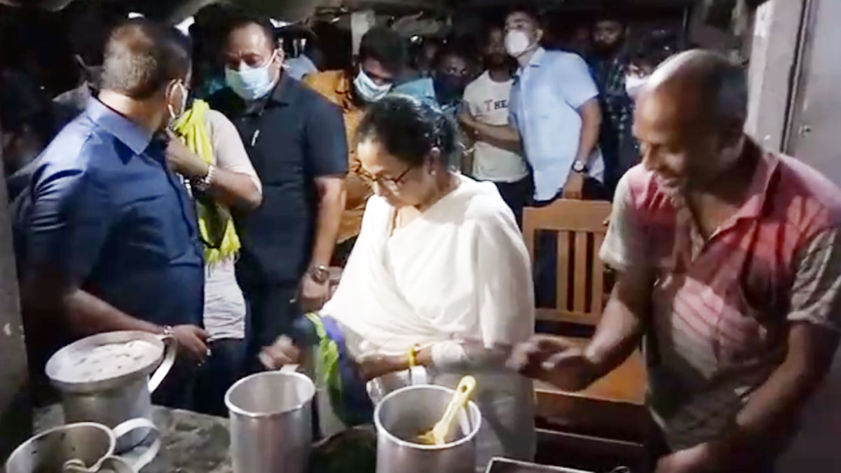 चाय बनातीं मुख्यमंत्री ममता बनर्जी