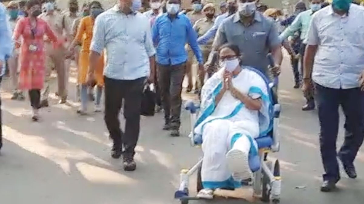 मुख्यमंत्री ने बच्ची को अपने पास बुलाया और स्नेह किया (फोटो- अनिल गिरी)