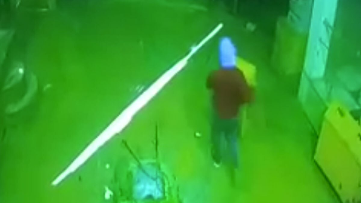  चोर दानपात्र लेकर भागा (फोटो- मयंक गौड़)