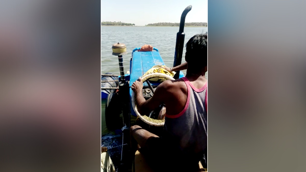 अनोखा जुगाड़: चंबल नदी में 2 किलोमीटर चला कर ले गए ट्रैक्टर, 12 ड्रम की मदद से डेढ़ घंटे में हो गए पार 