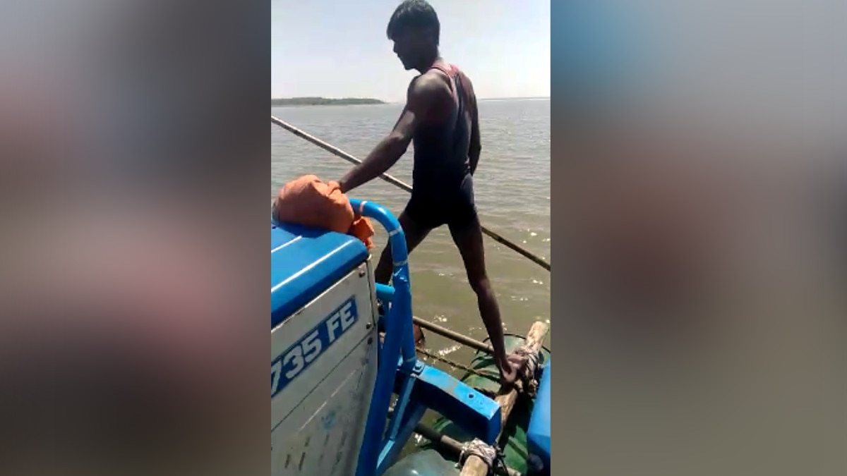 अनोखा जुगाड़: चंबल नदी में 2 किलोमीटर चला कर ले गए ट्रैक्टर, 12 ड्रम की मदद से डेढ़ घंटे में हो गए पार 