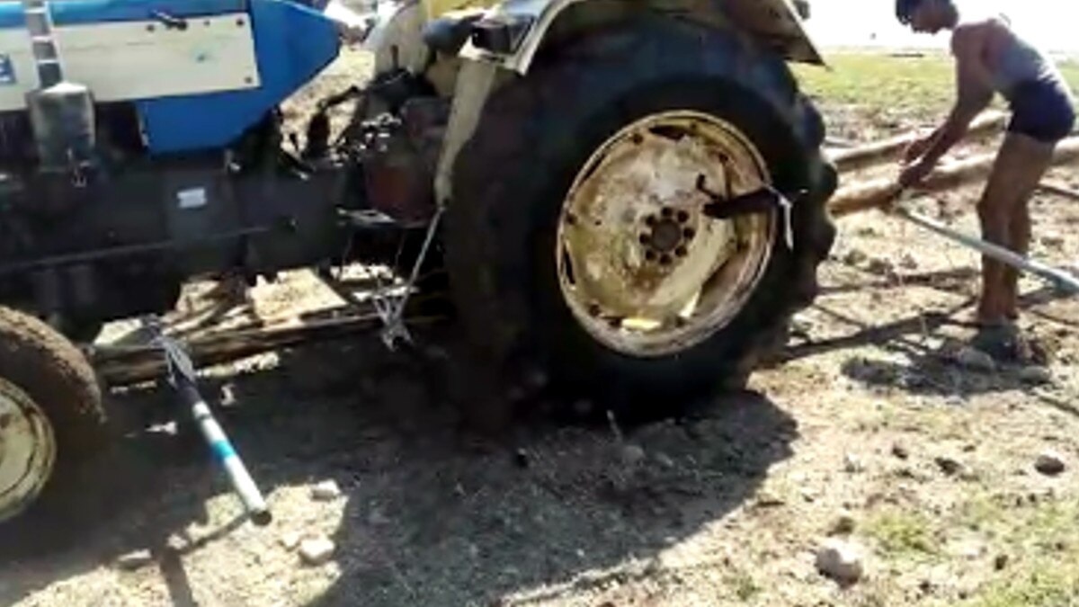अनोखा जुगाड़: चंबल नदी में 2 किलोमीटर चला कर ले गए ट्रैक्टर, 12 ड्रम की मदद से डेढ़ घंटे में हो गए पार 