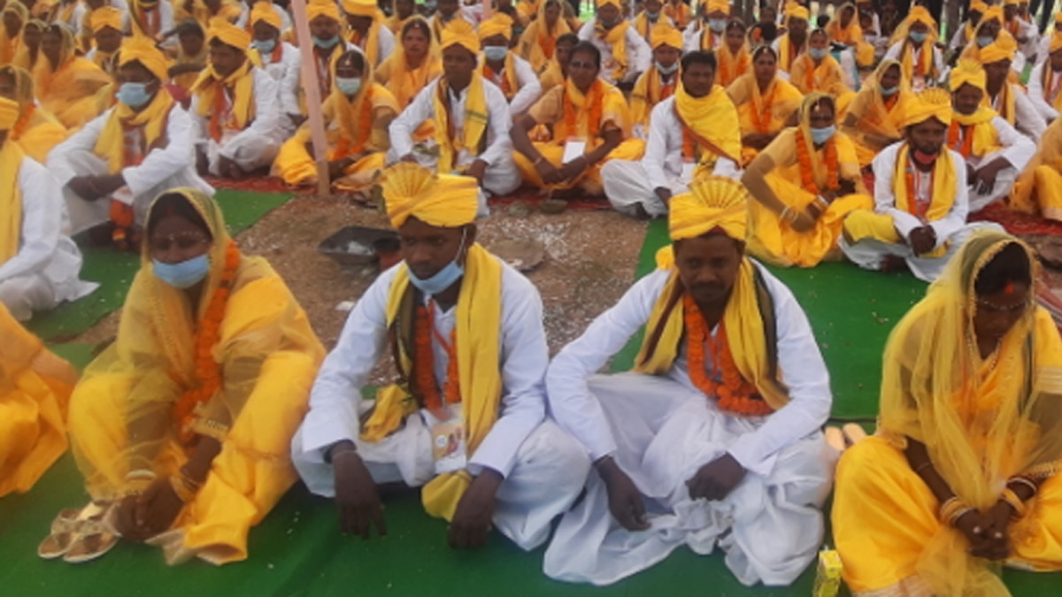 डीसी, एसपी सहित सभी अधिकारियों ने वर-वधु को आशिर्वाद दिया.