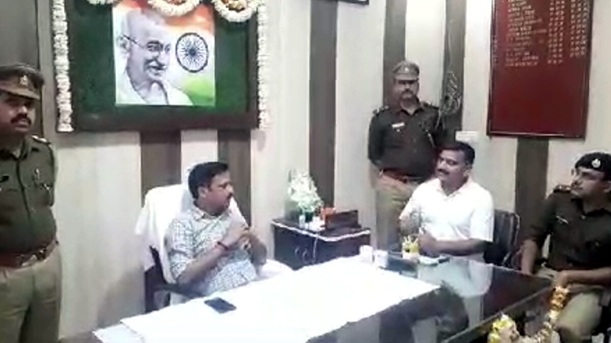 कुर्सी पर बैठे-बैठे ही थानेदार को नजर आती रहेगी हवालात, चारों तरफ शीशे से बना हाइटेक पुल‍िस स्टेशन 