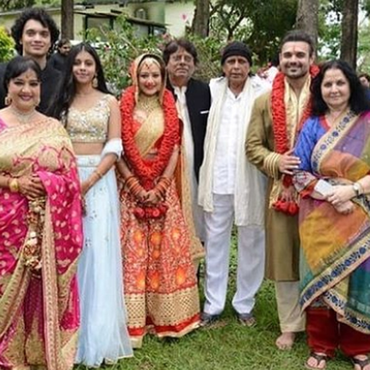 बेटे महाअक्षय की शादी में पर‍िवार के साथ मिथुन चक्रवर्ती