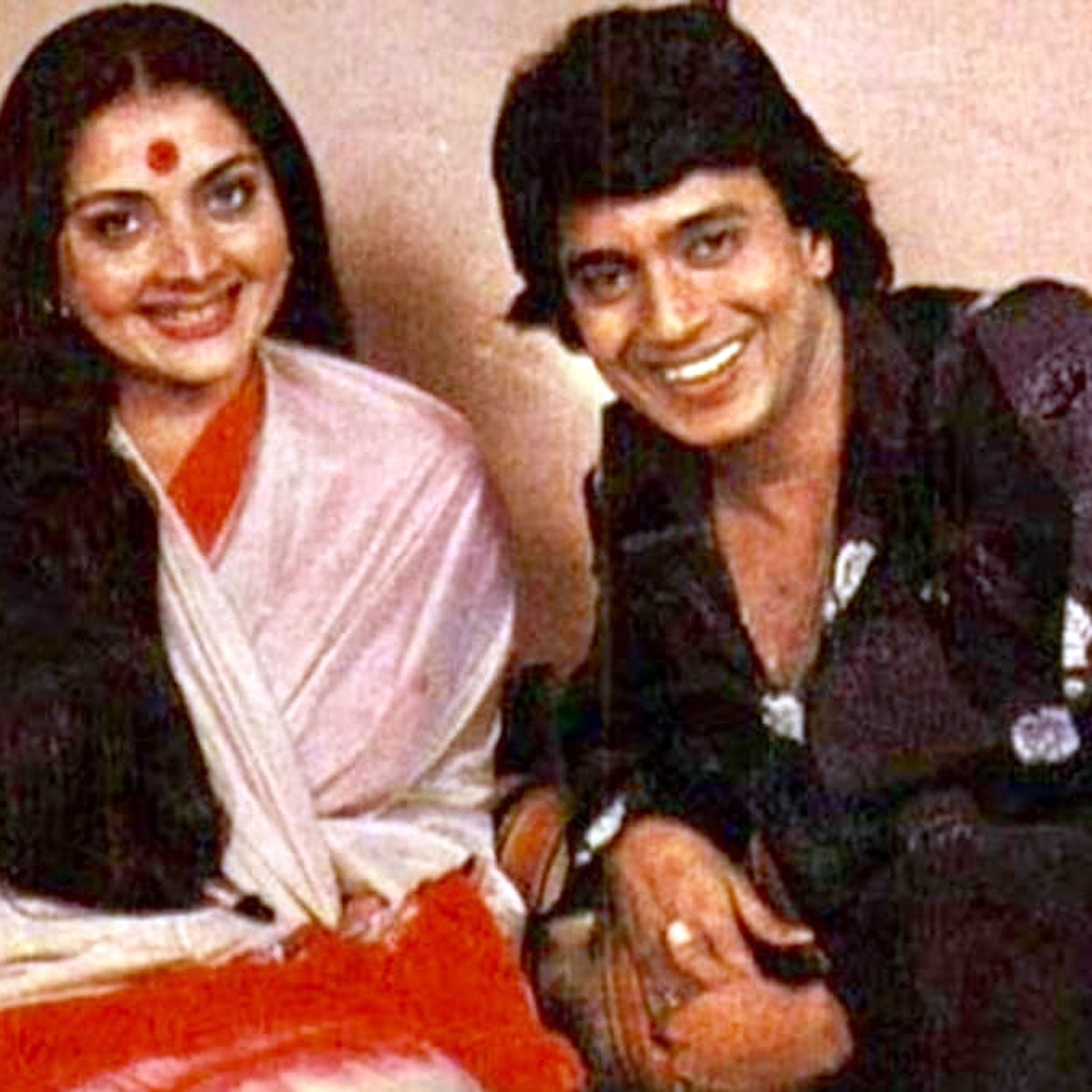 पत्नी योगिता बाली संग मिथुन चक्रवर्ती