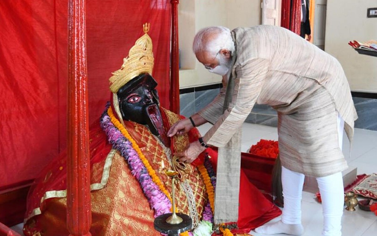 PM मोदी ने बांग्लादेश में काली मंदिर में की पूजा