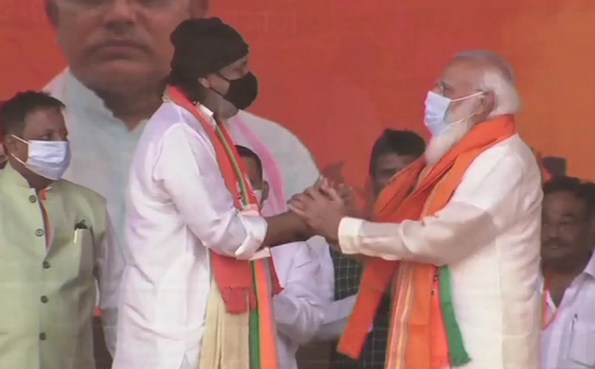 मैदान में मोदी सड़क पर ममता