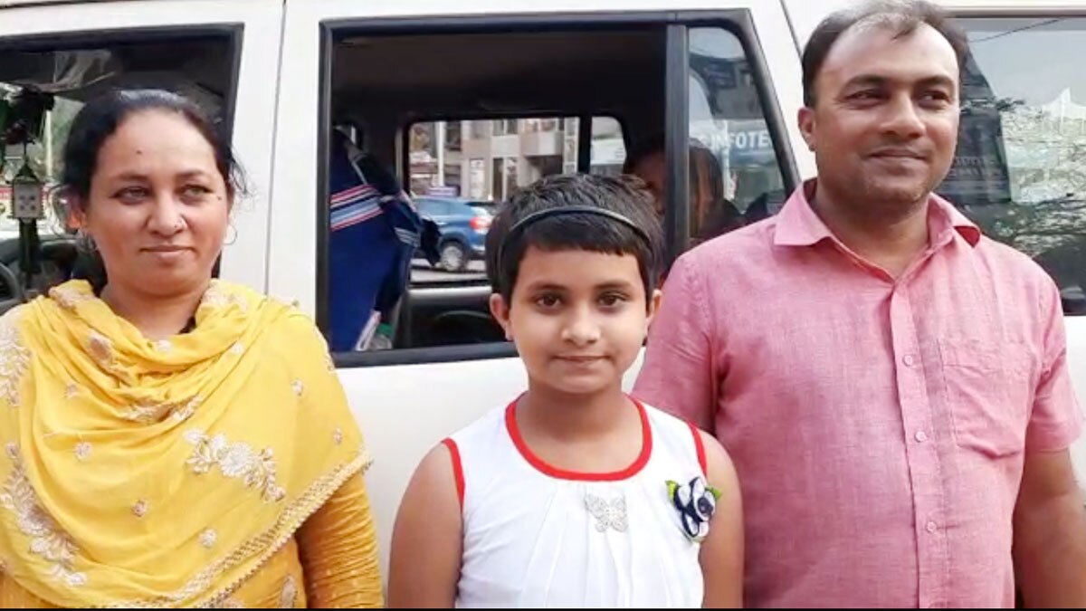 मुख्यमंत्री ने बच्ची को अपने पास बुलाया और स्नेह किया (फोटो- अनिल गिरी)