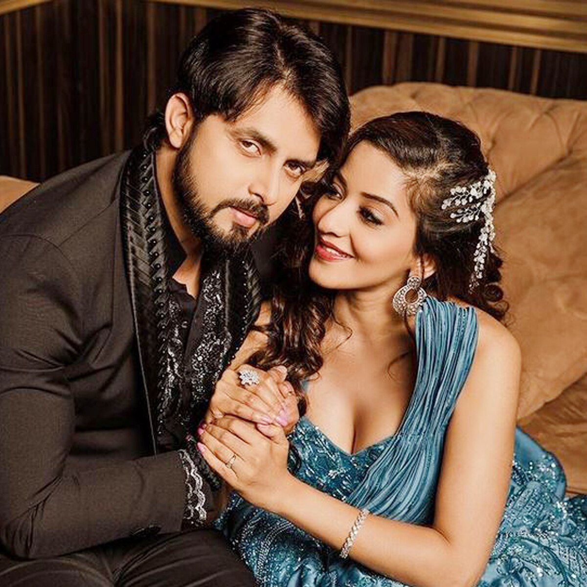 पति संग मोनालिसा