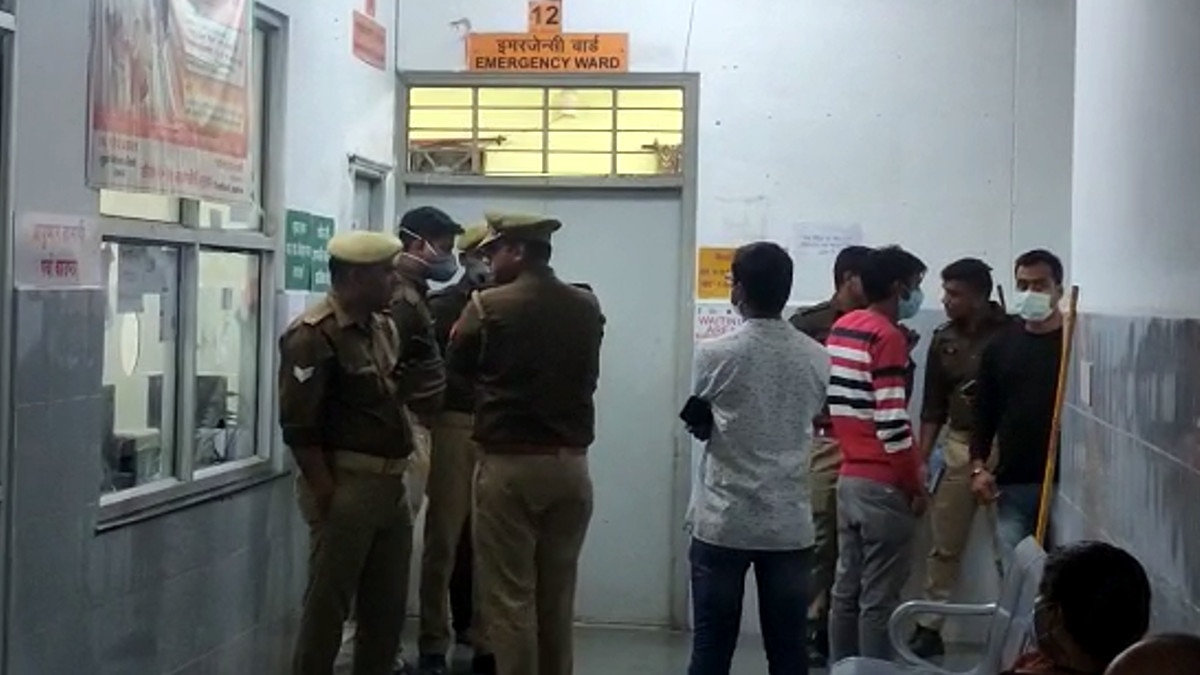 सड़क किनारे खून से लथपथ तड़पते रहे प्रेमी युगल, तमाशबीन होकर देखते रहे लोग 