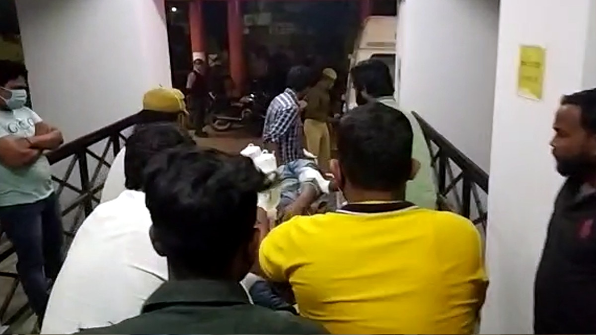 सड़क किनारे खून से लथपथ तड़पते रहे प्रेमी युगल, तमाशबीन होकर देखते रहे लोग 