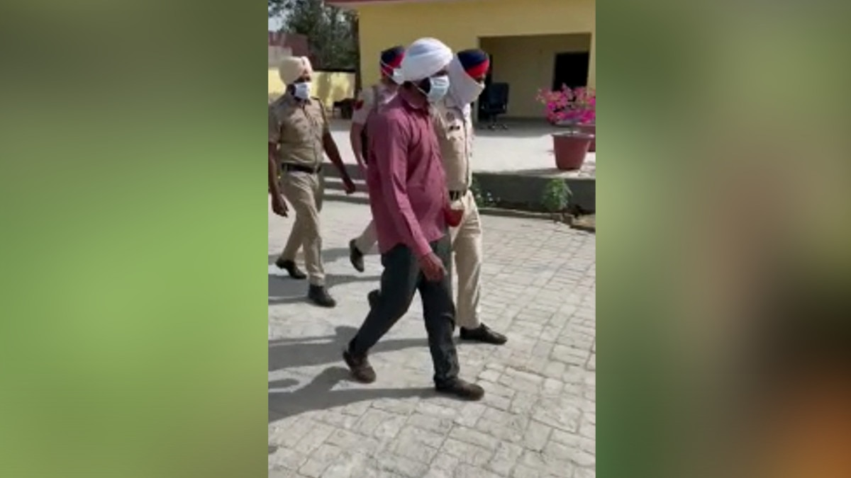 दो सगी बहनों पर गलत न‍िगाह रखता था सरपंच का लड़का, न मानीं तो दोनों की गोली मारकर कर दी हत्या 