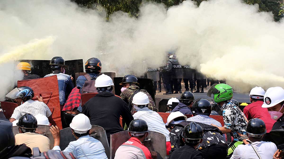 Myanmar Nun Kneels said Spare the kids Kill me