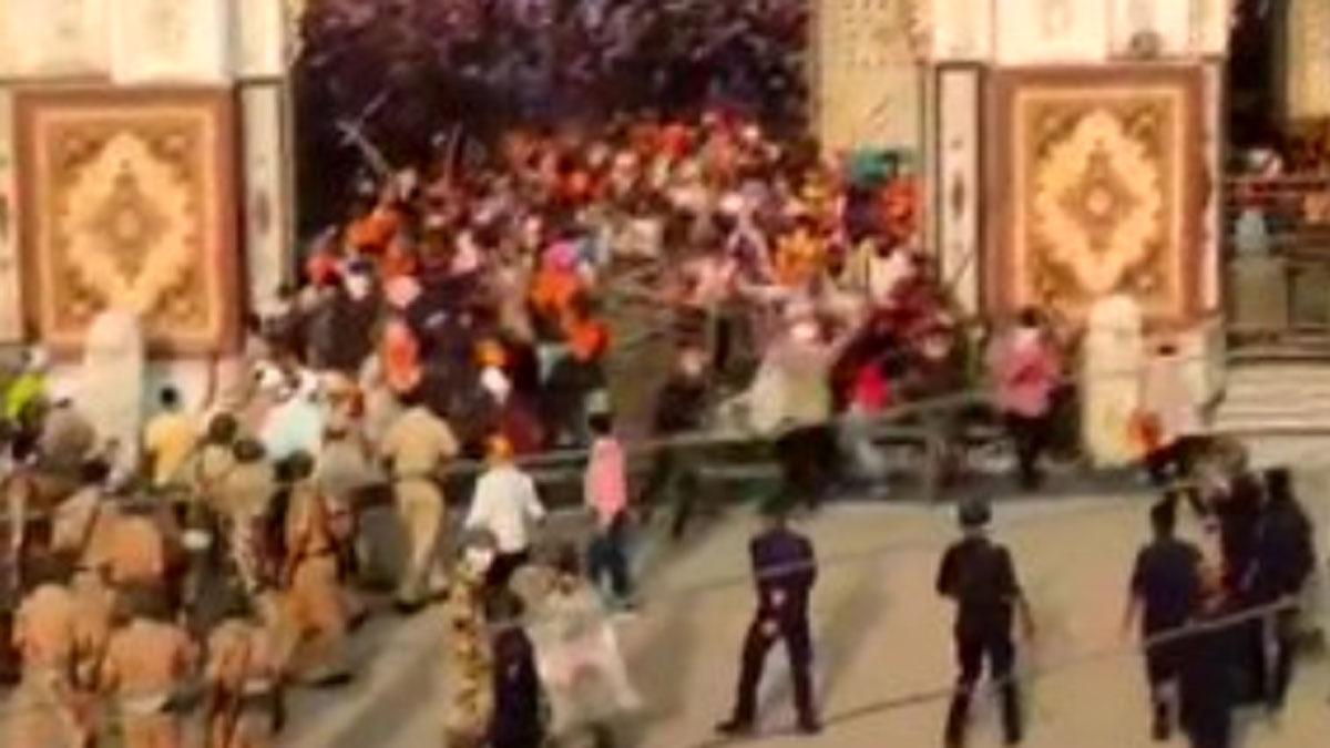 नांदेड़ में होला मोहल्ला रोकने पर पुलिस पर हमला (Photo ANI)