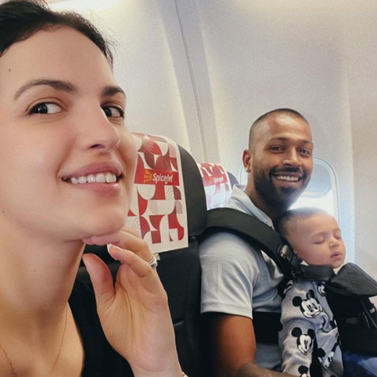 नताशा स्टानकोव‍िक-हार्द‍िक पंड्या-बेटा अगस्त्य 