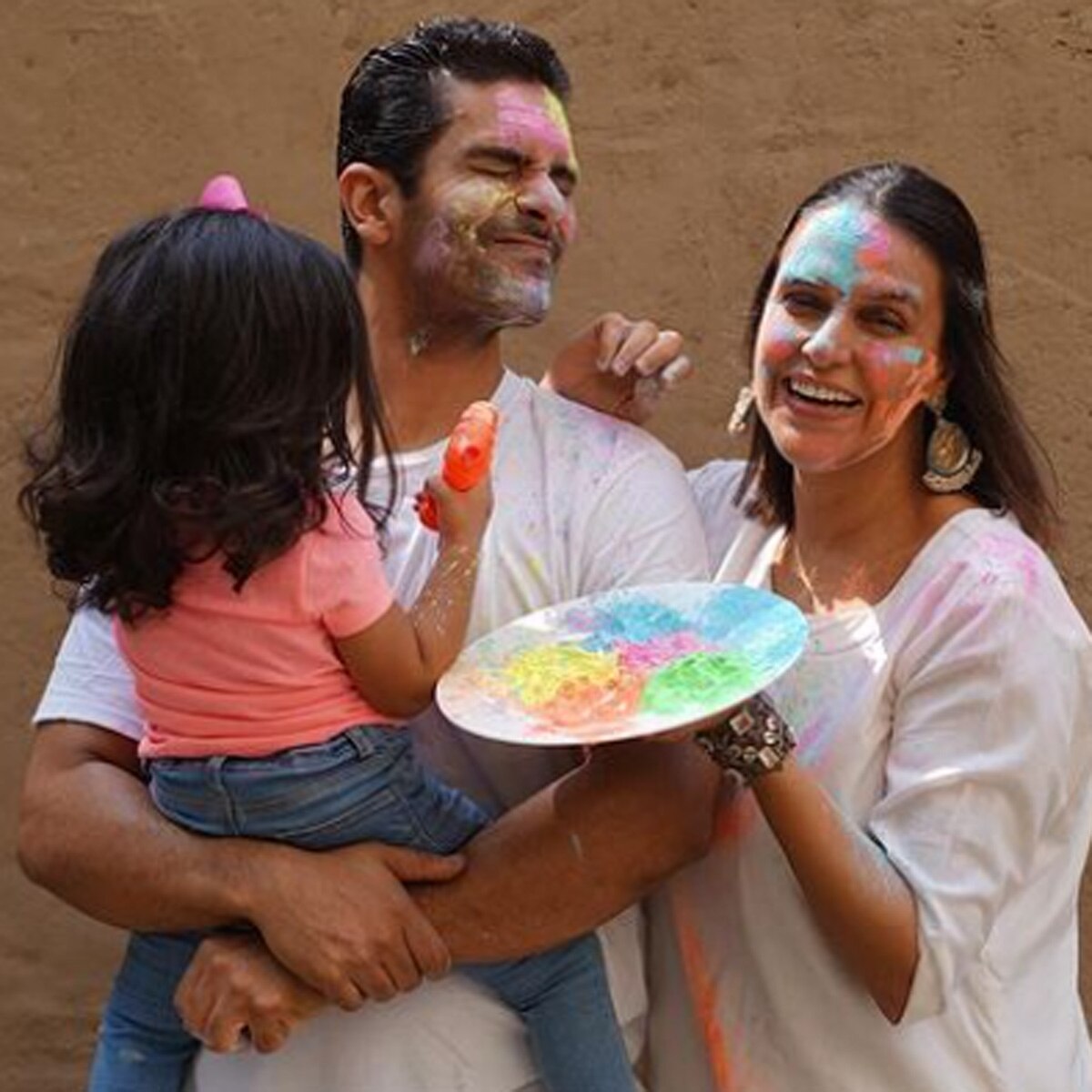 नेहा धूप‍िया-अंगद बेदी बेटी के साथ 