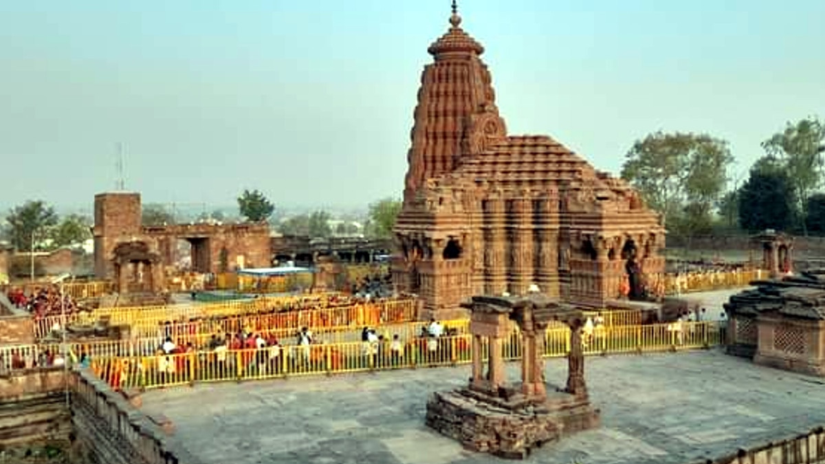 सूर्य की किरणों से होता है पहला अभिषेक, एक ही रात में क‍िया गया था व‍िशाल मंद‍िर का न‍िर्माण! 