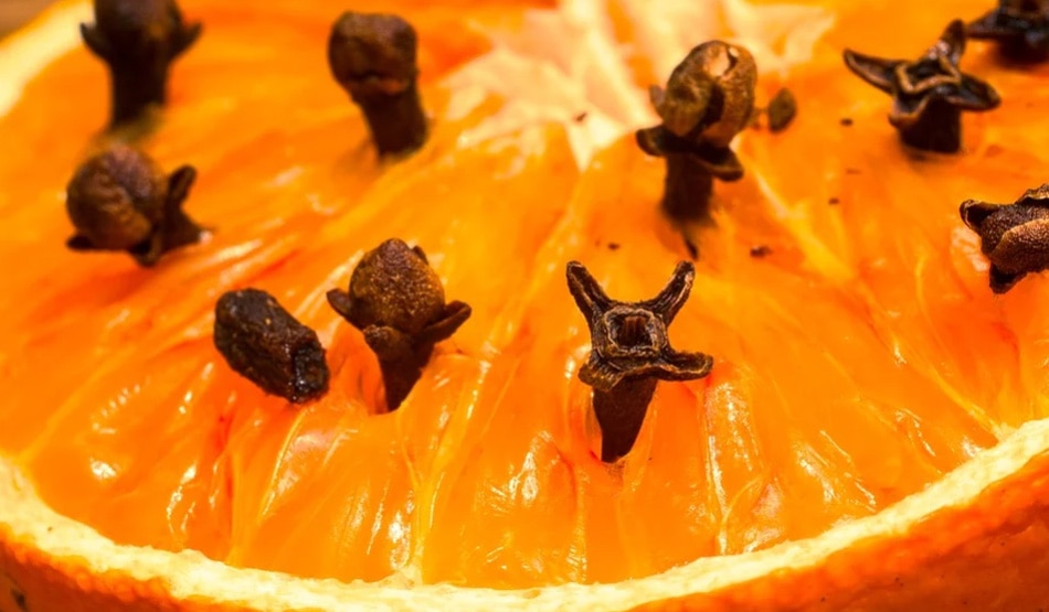 घर के आसपास कटा हुआ नींबू और लौंग रखें