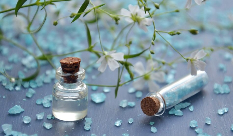 घर में एसेंशियल ऑयल का स्प्रे