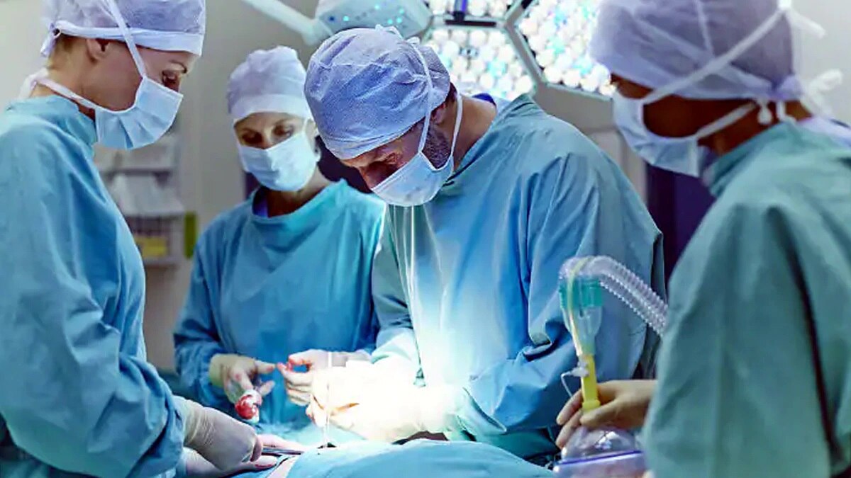 ऑपरेशन के दौरान महिला के पेट में छोड़ दी तौलिया