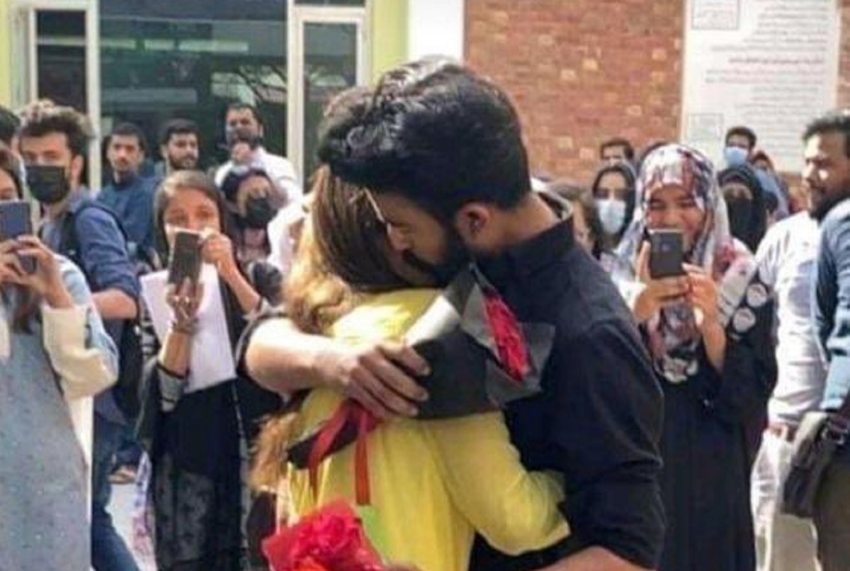 पाकिस्तान में लड़की ने लड़के को किया प्रपोज