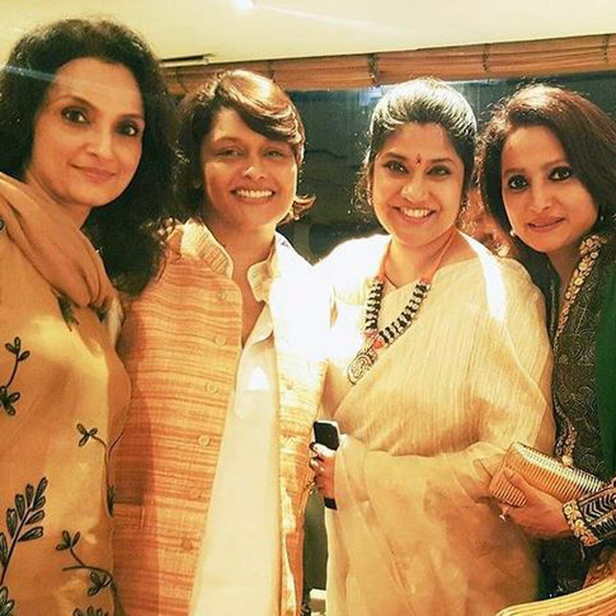 दोस्तों संग पल्लवी जोशी