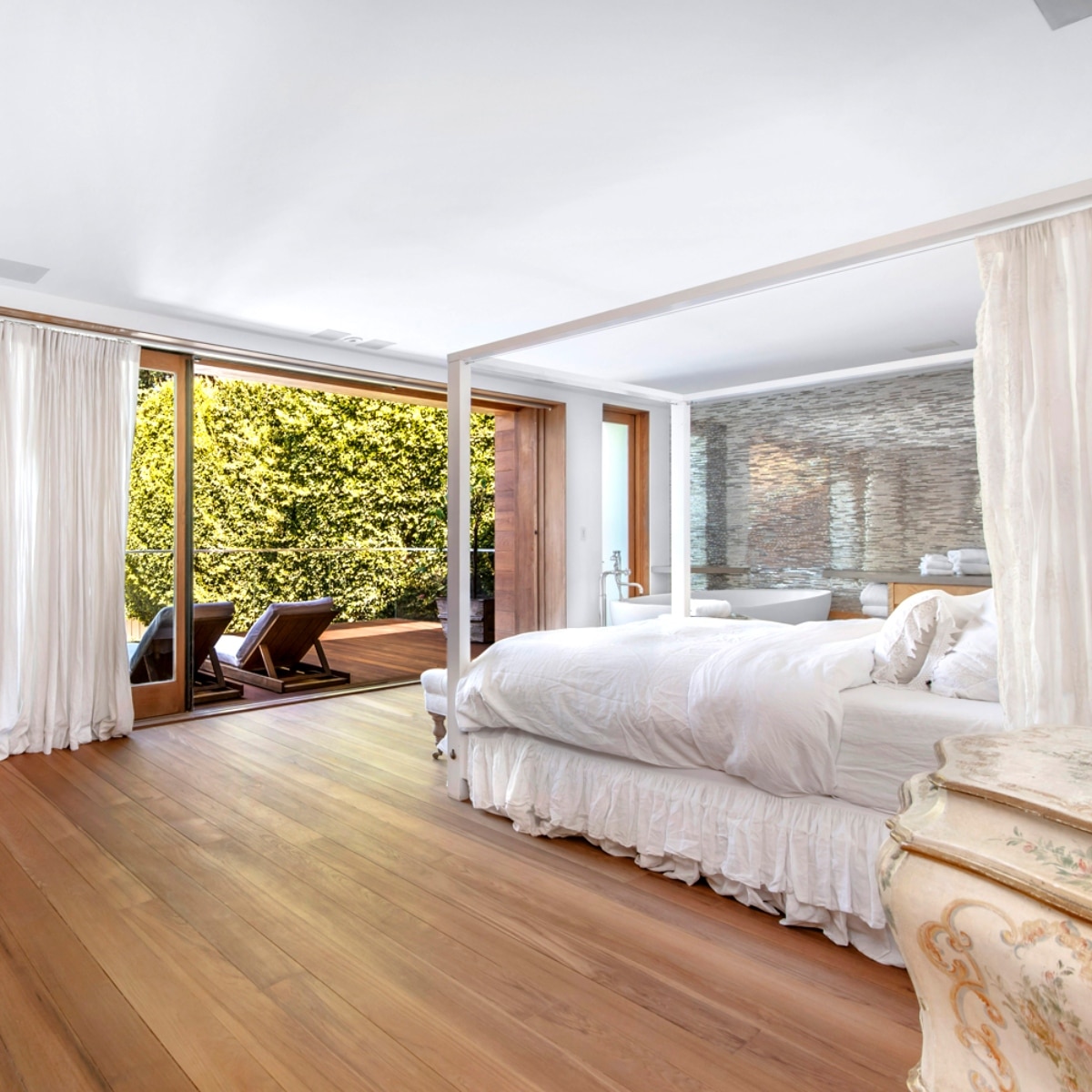 पामेला एंडरसन का मालिबु स्थित घर 