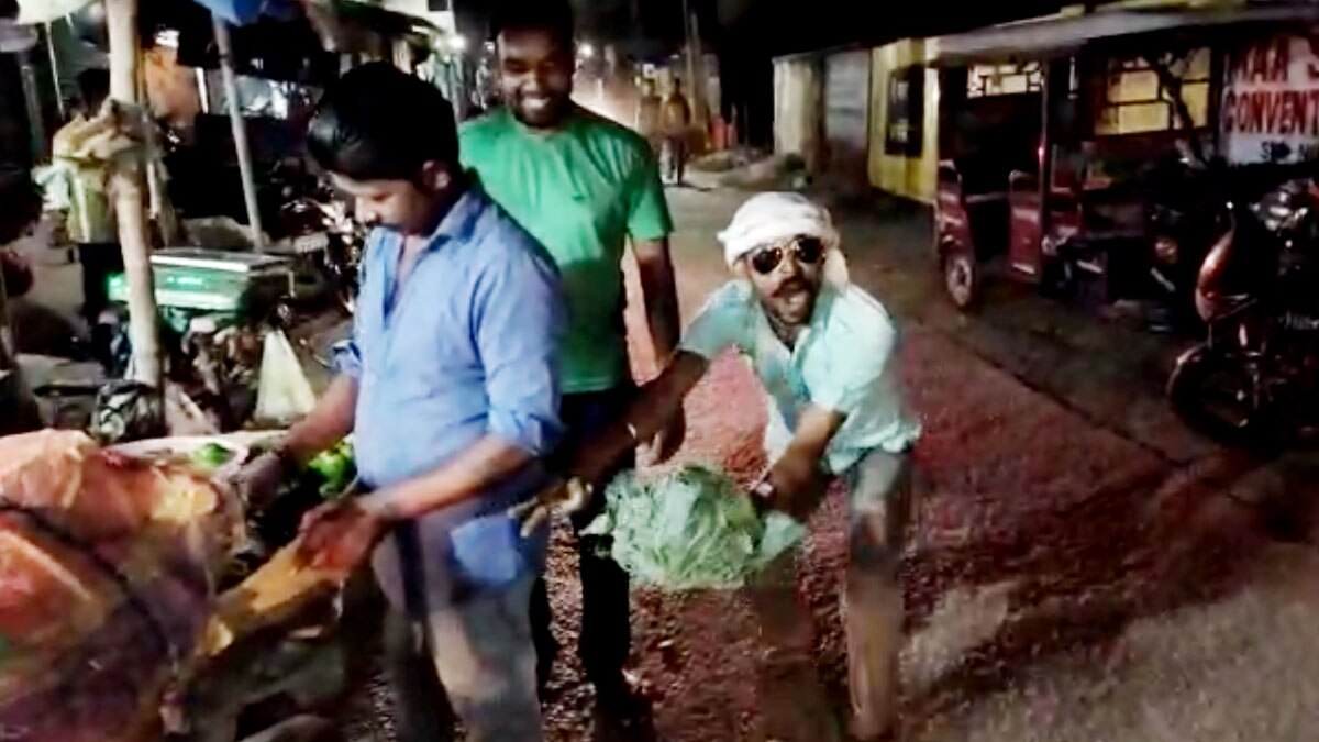 डांस करते हुए सब्जी बेचने वाला का वीडियो वायरल (फोटो- सिथुन मोदक)