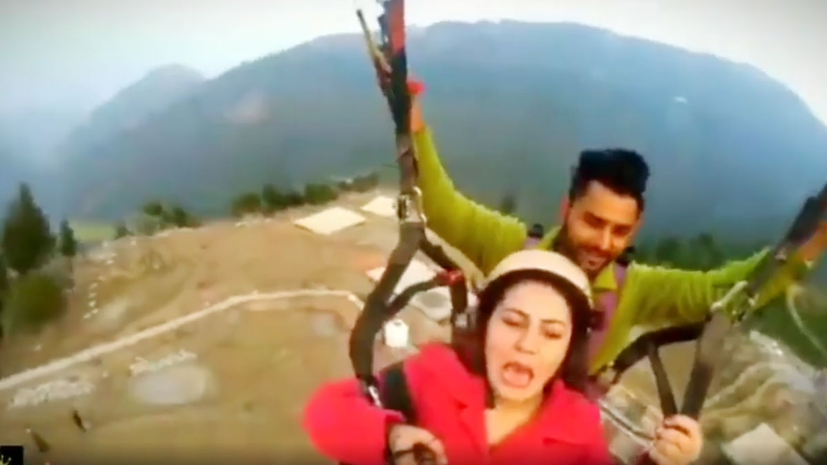 पैराग्लाइडिंग के दौरान बुरी तरह डरी महिला