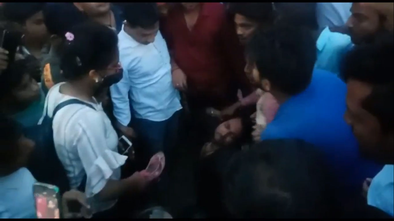 छात्रा ने मनचले की जमकर धुनाई की (फोटो- वायरल वीडियो ग्रैब)