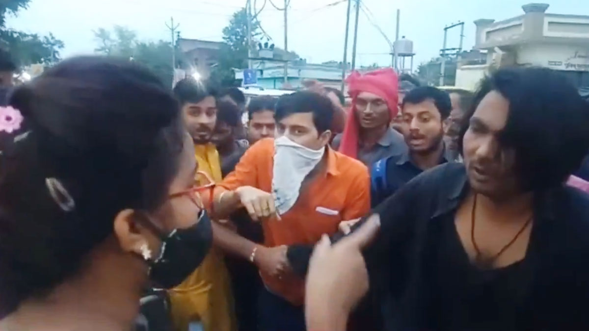 छात्रा ने मनचले की जमकर धुनाई की (फोटो- वायरल वीडियो ग्रैब)