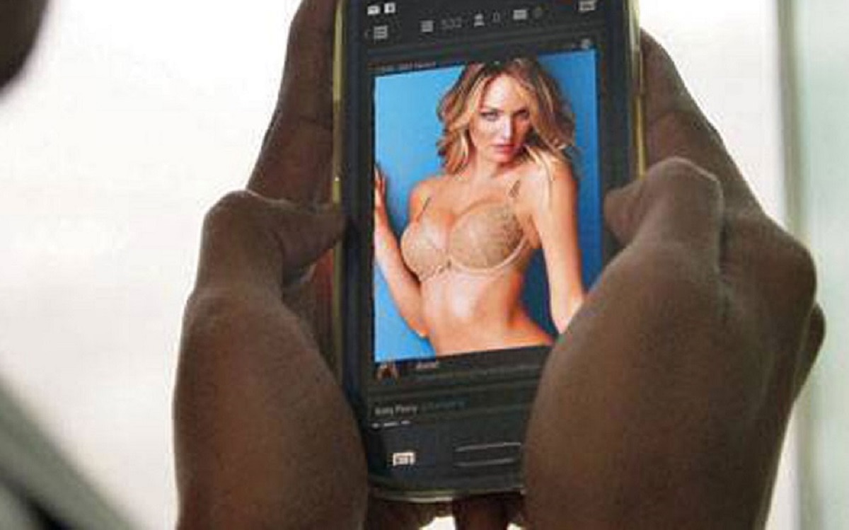 पोर्न देखते थे महिला-पुरुष स्टाफ