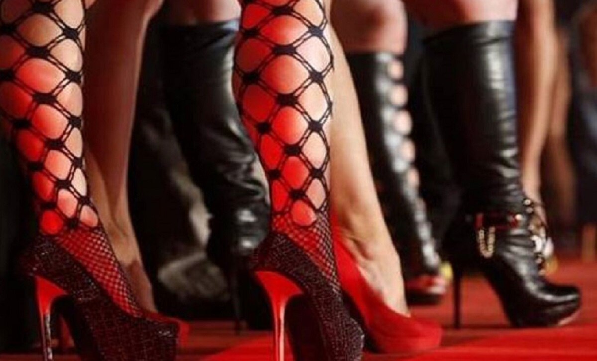 पोर्न देखते थे महिला-पुरुष स्टाफ