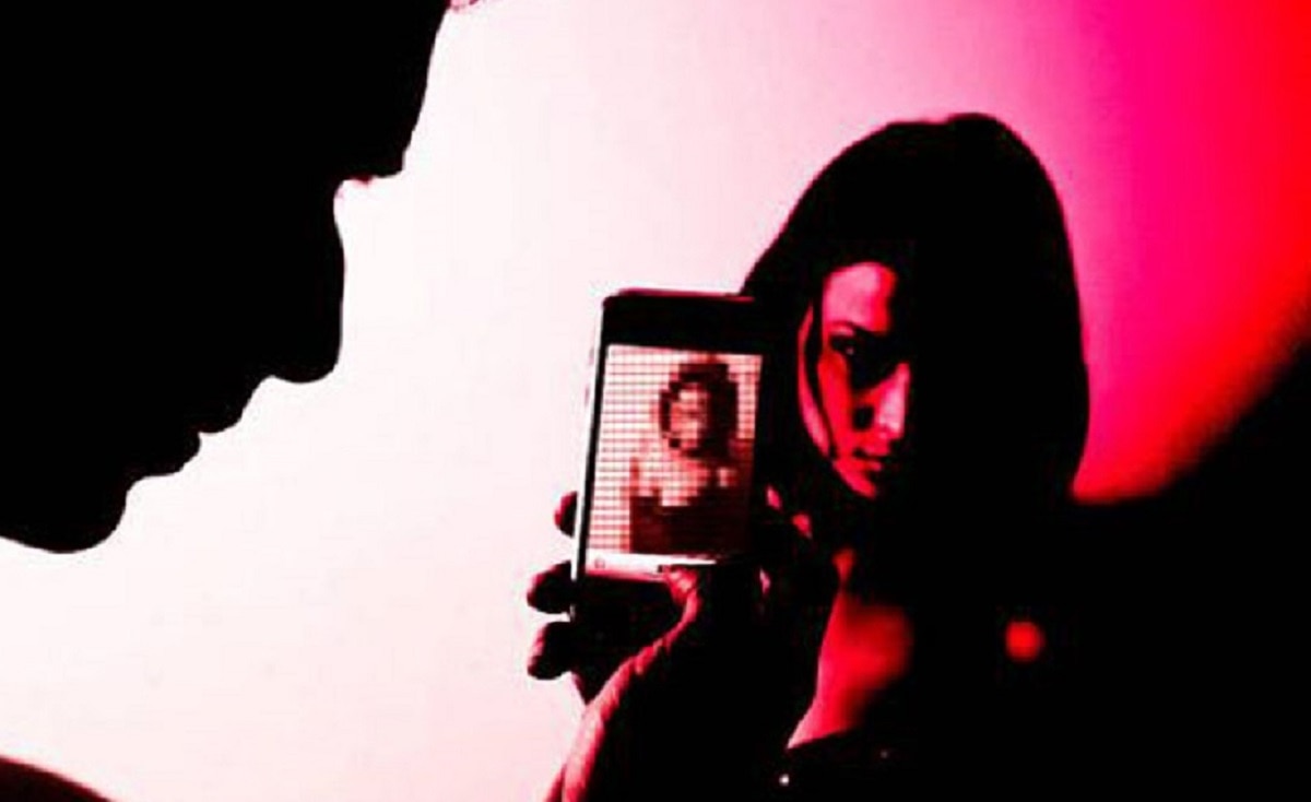 पोर्न देखते थे महिला-पुरुष स्टाफ