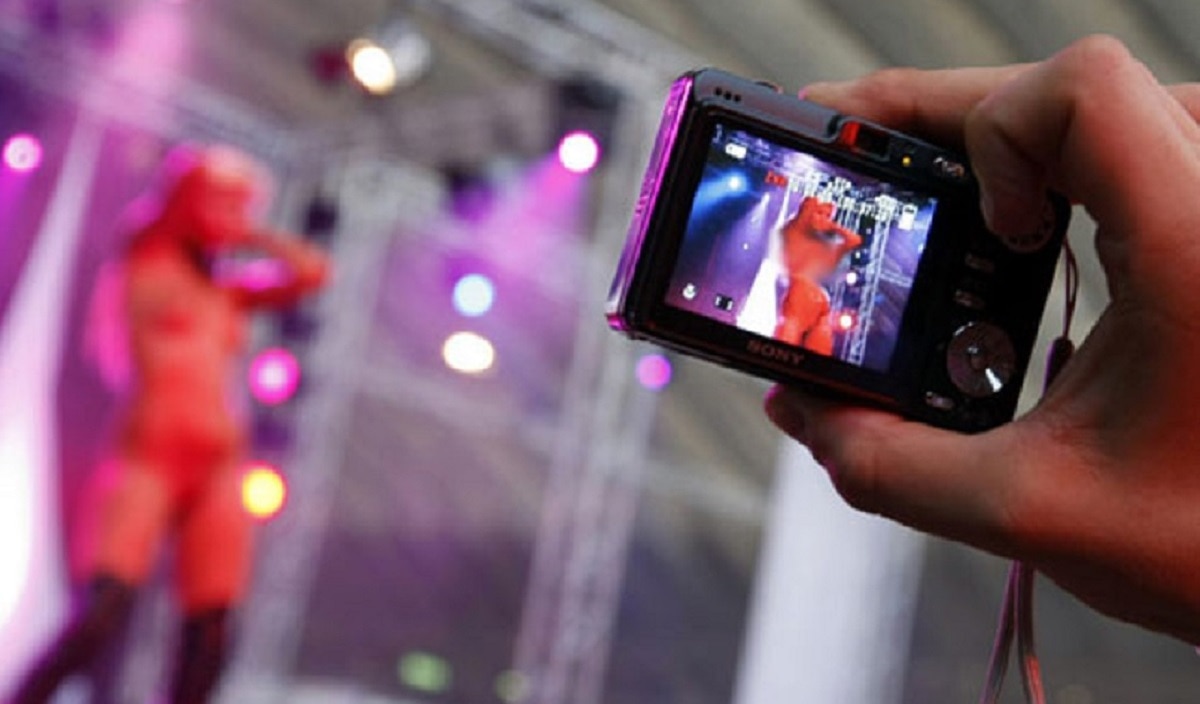 पोर्न देखते थे महिला-पुरुष स्टाफ