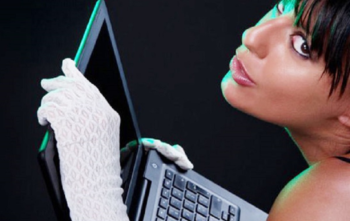 पोर्न देखते थे महिला-पुरुष स्टाफ