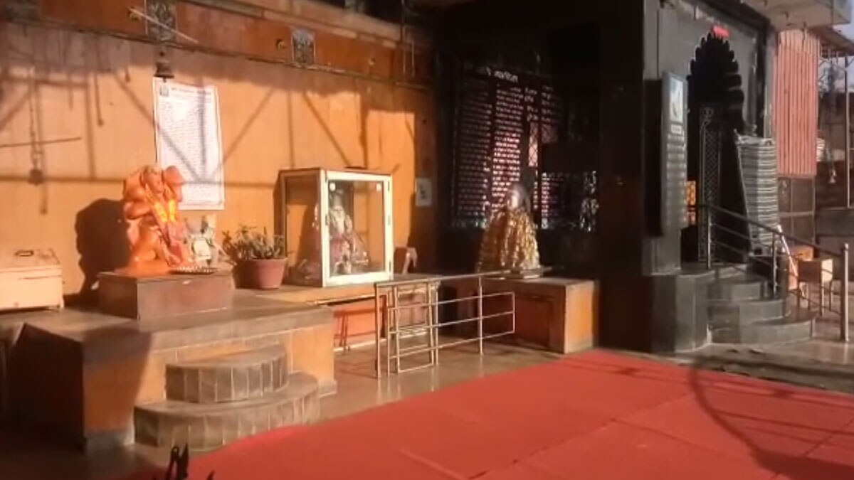  चोर दानपात्र लेकर भागा (फोटो- मयंक गौड़)