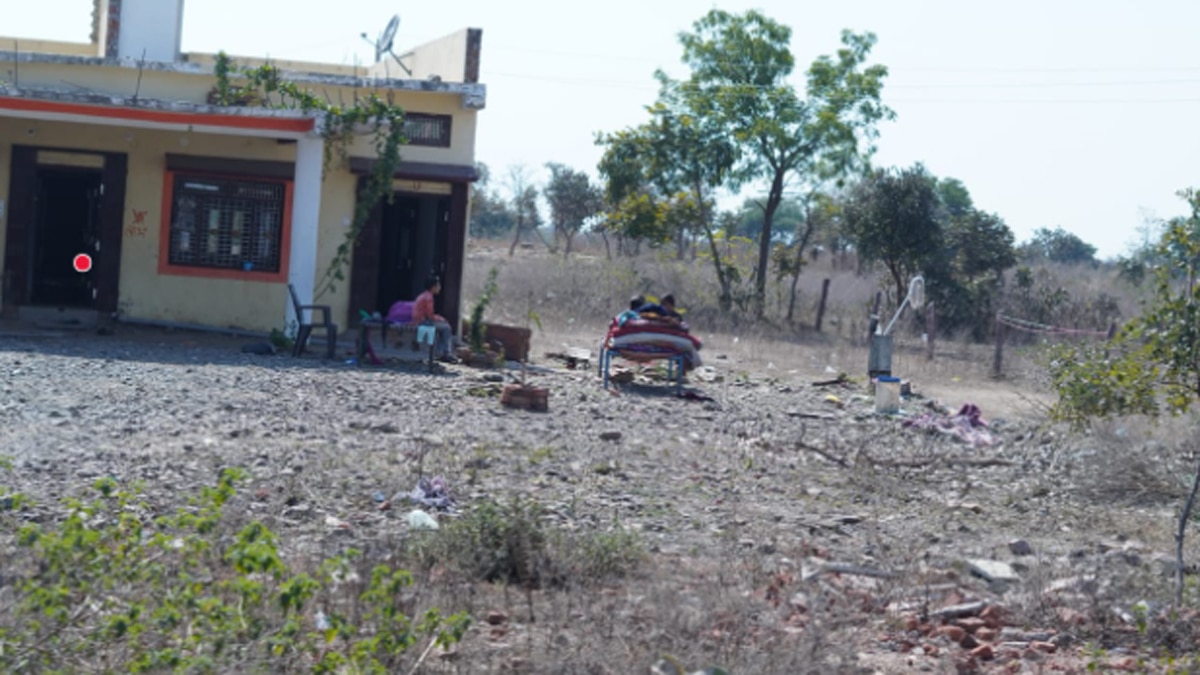 पुलिस को गांव के उस देह व्यापार वाले इलाके में एक भी व्यक्ति नहीं मिला.